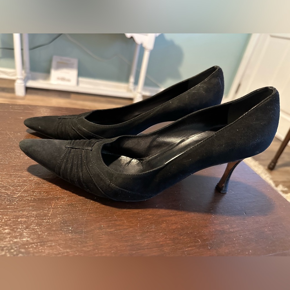 *** Manolo Blahnik Size 40 1/2 Elegant Black Suede Heels. So Pretty!!